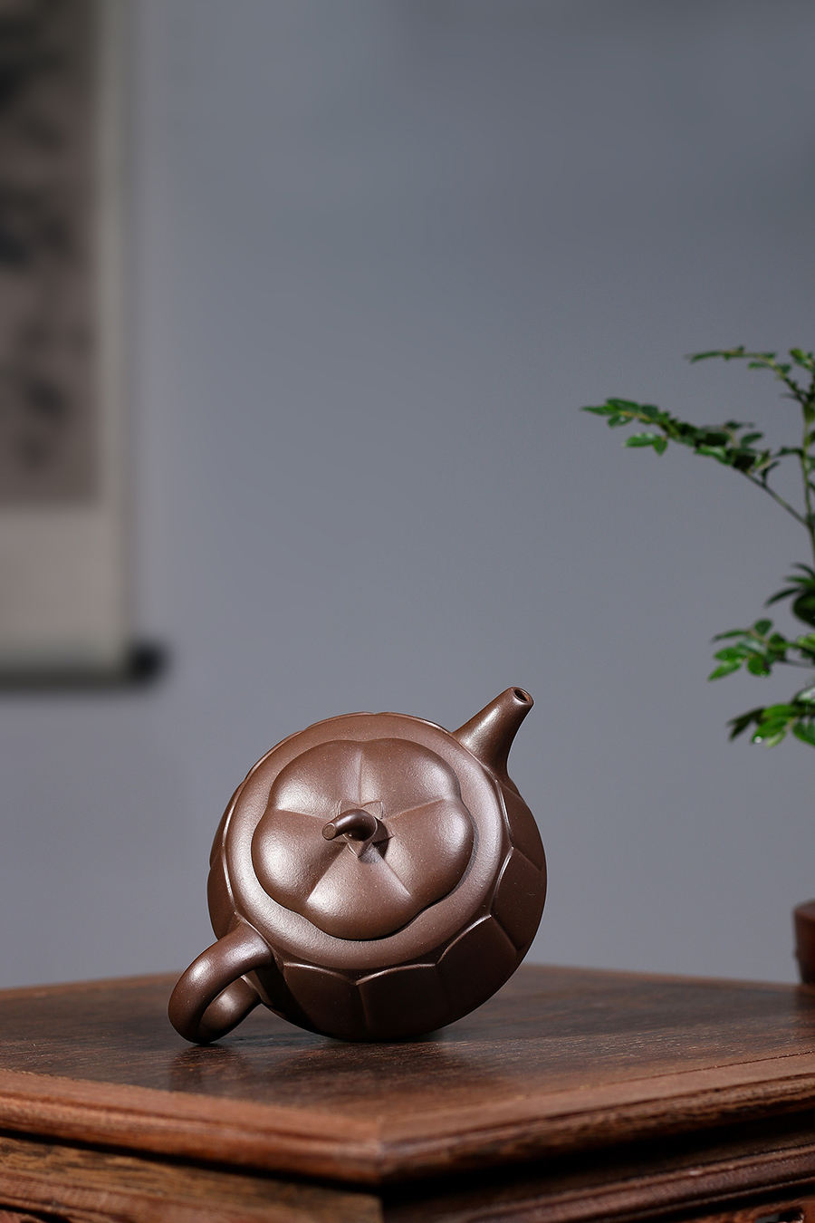 名家谢曼伦作品《菊型三足壶》