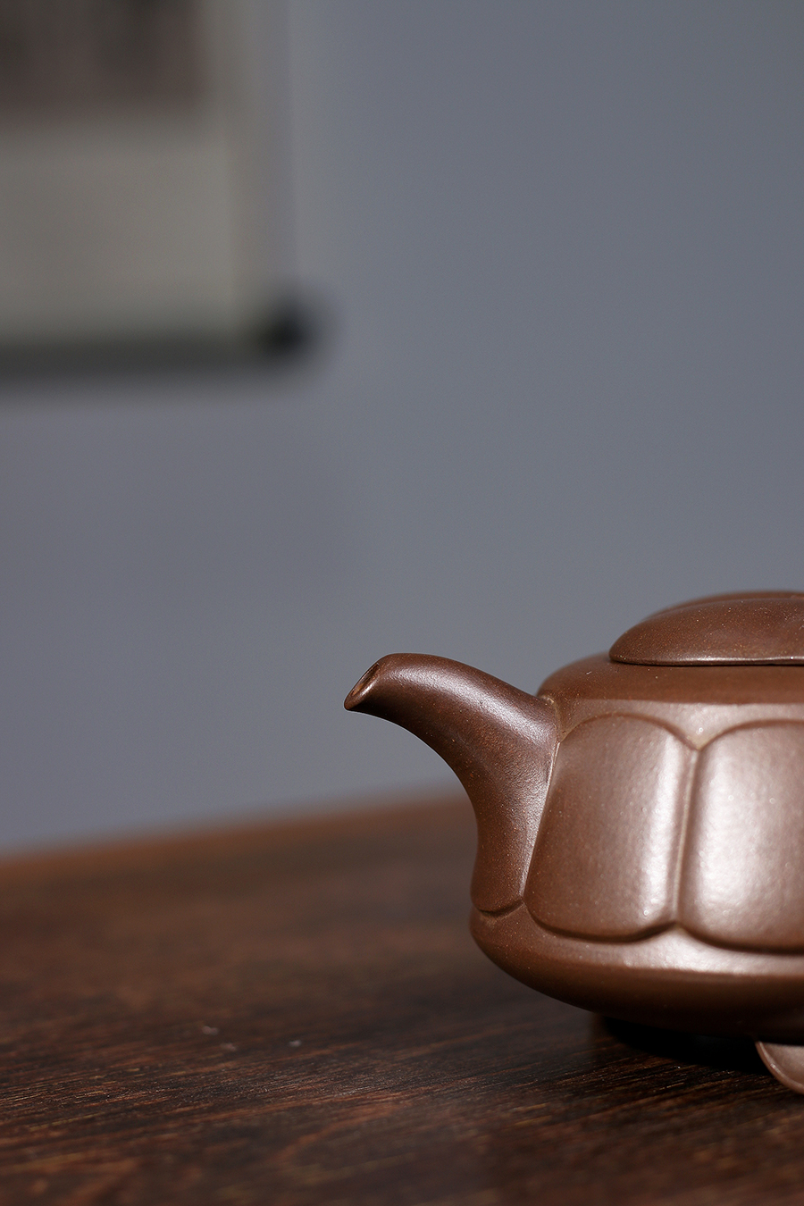 名家谢曼伦作品《菊型三足壶》