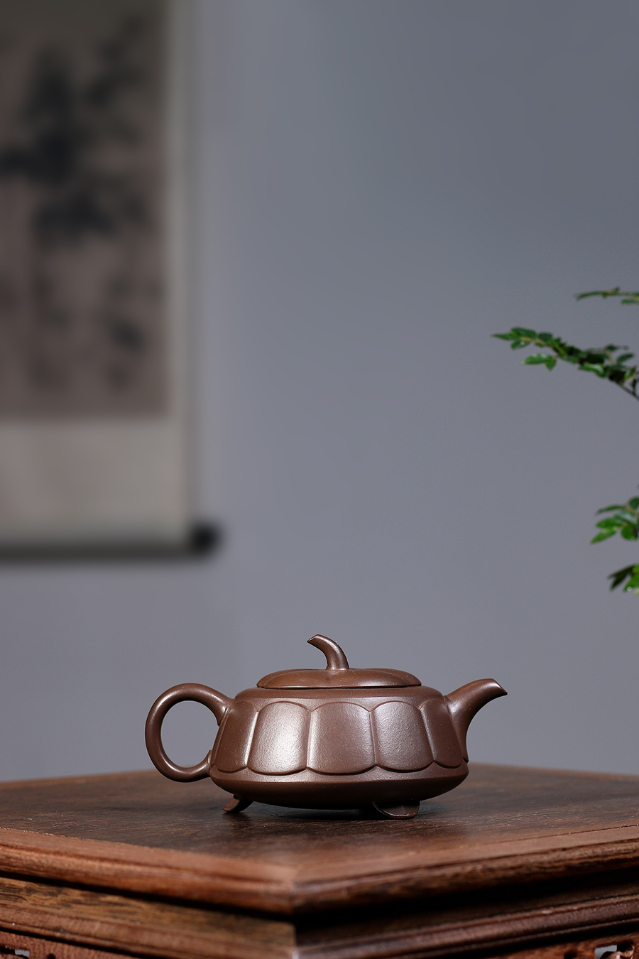 名家谢曼伦作品《菊型三足壶》