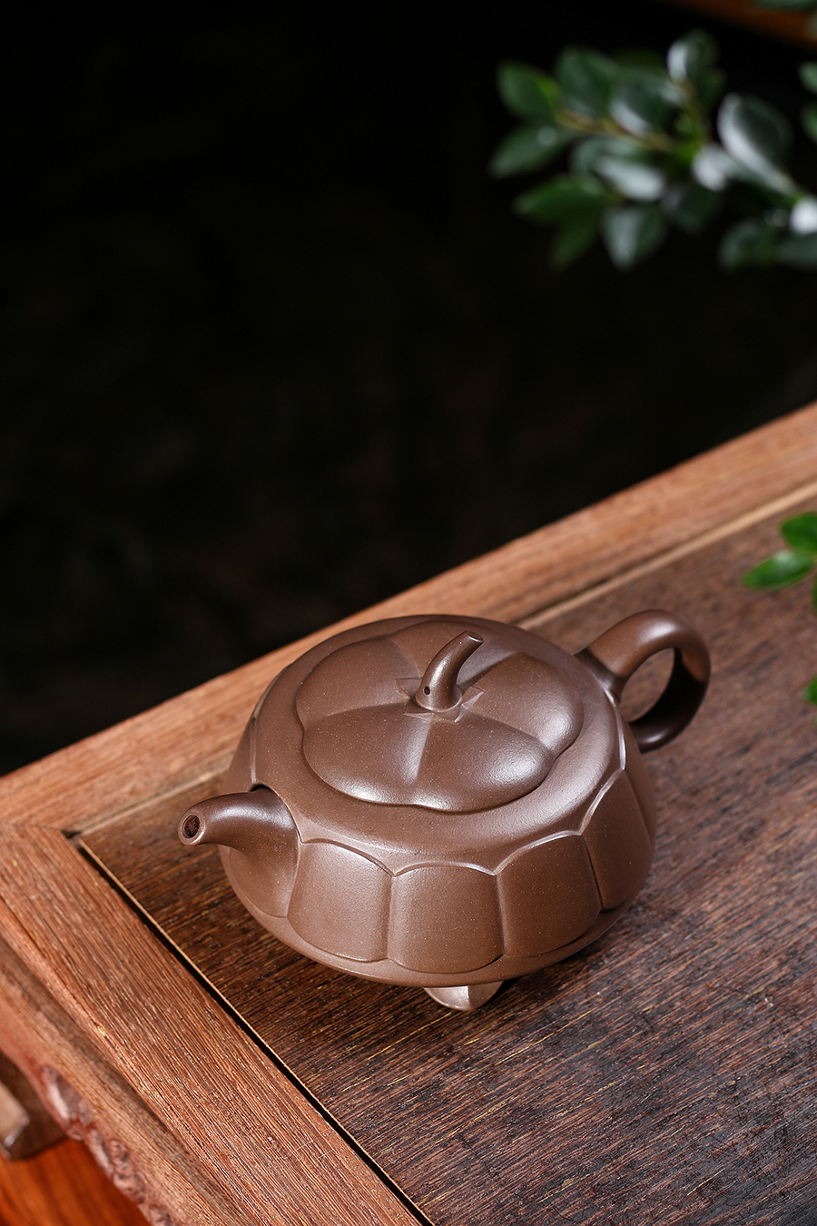 名家谢曼伦作品《菊型三足壶》