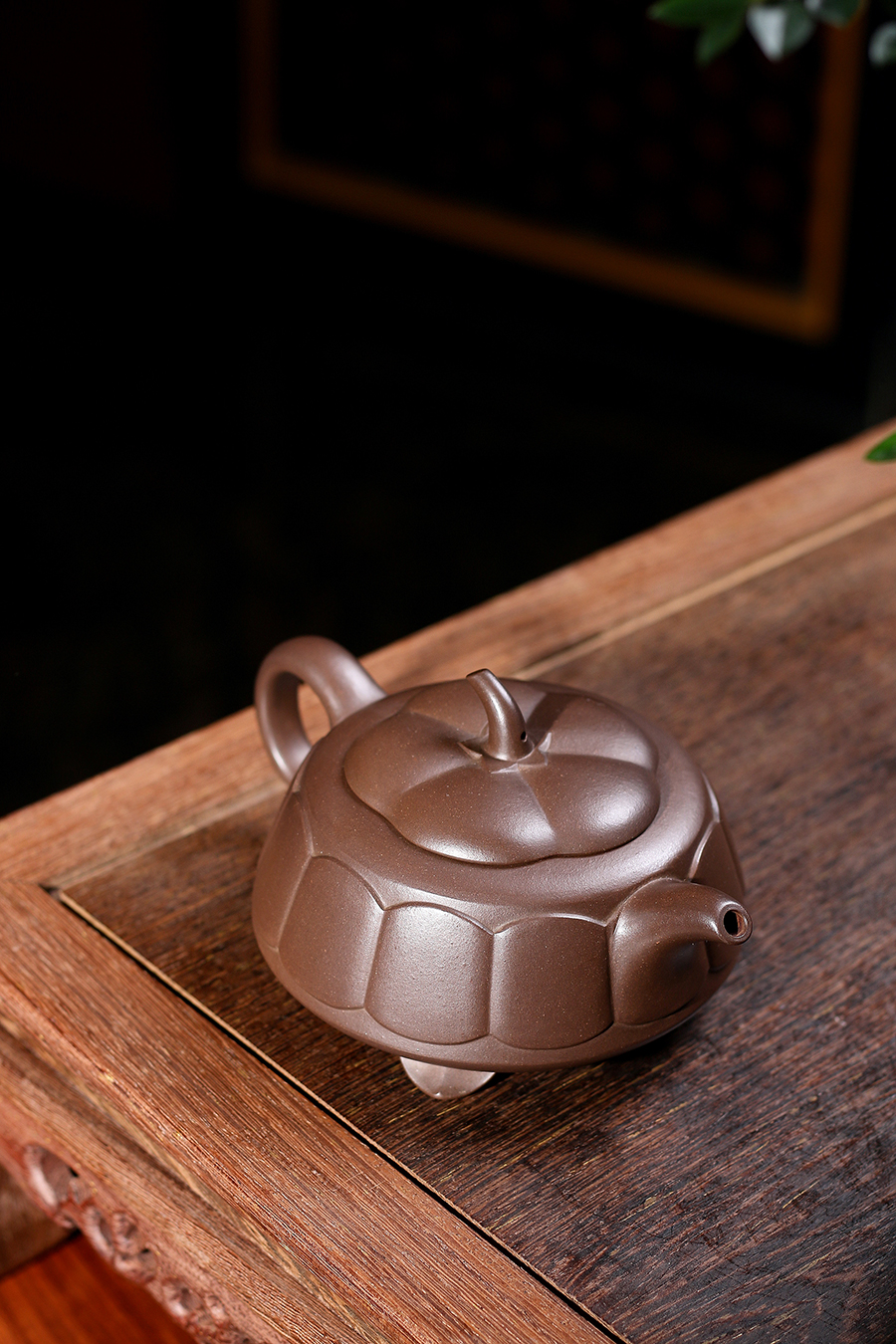 名家谢曼伦作品《菊型三足壶》