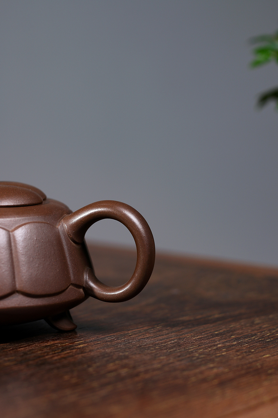 名家谢曼伦作品《菊型三足壶》