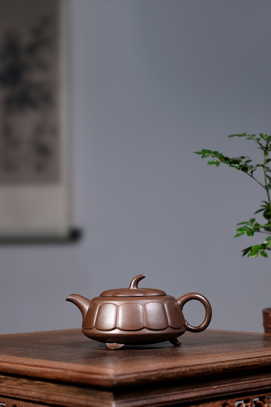 名家谢曼伦作品《菊型三足壶》