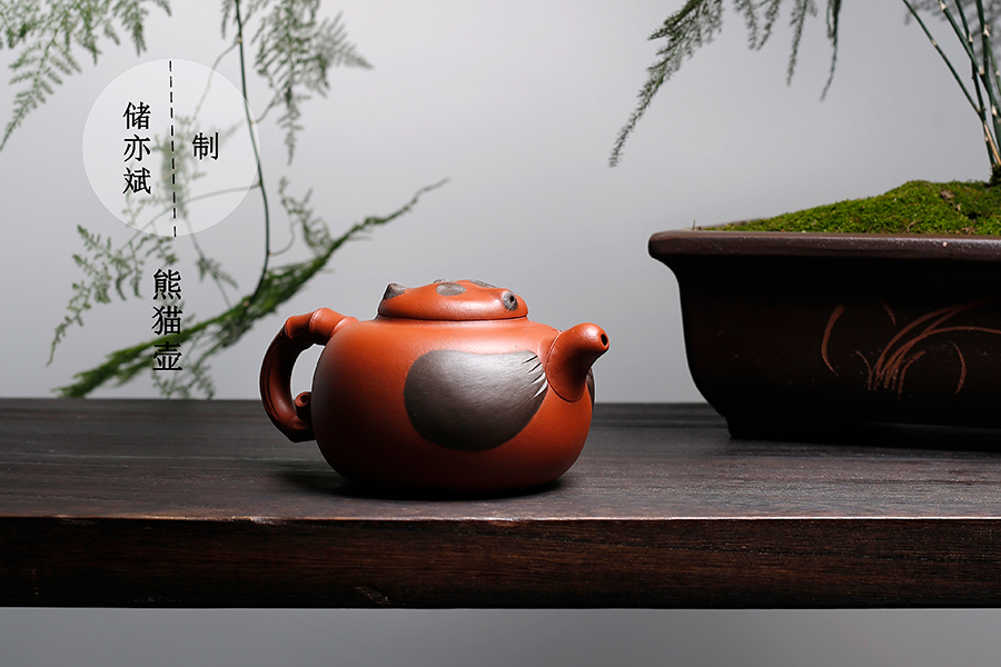 名家储亦斌作品《熊猫壶》