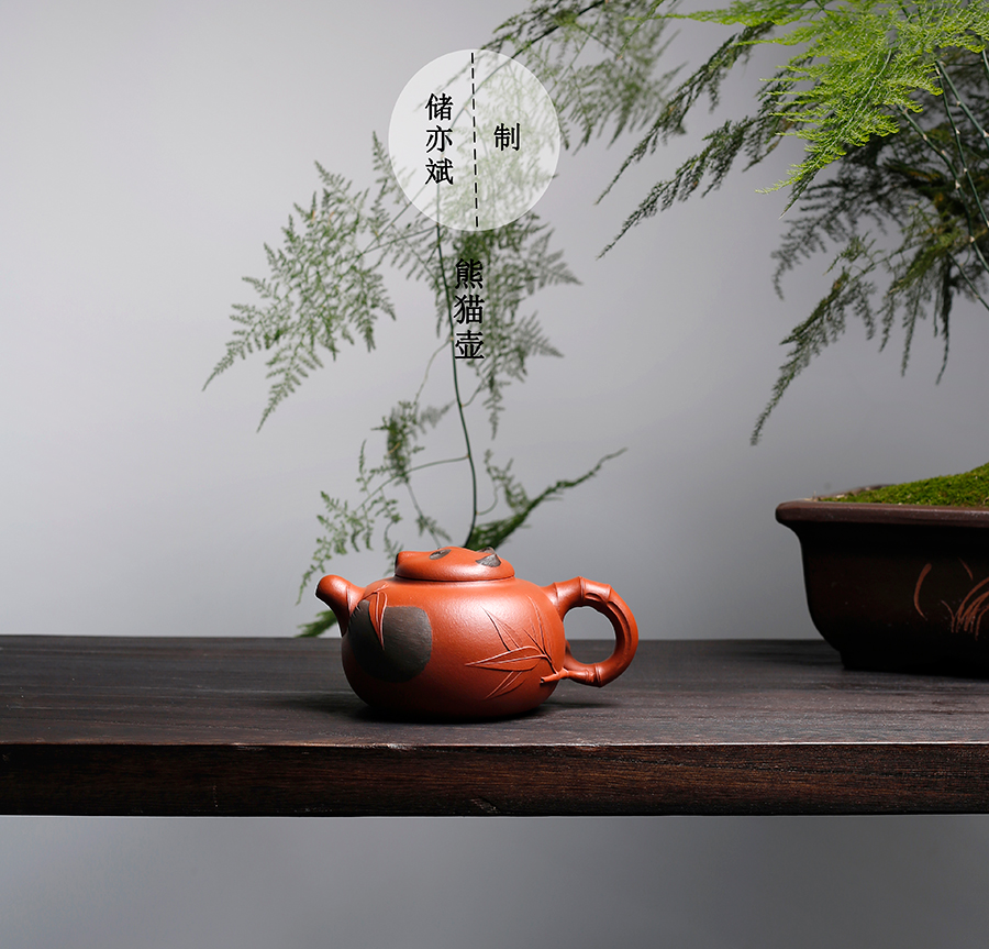 名家储亦斌作品《熊猫壶》