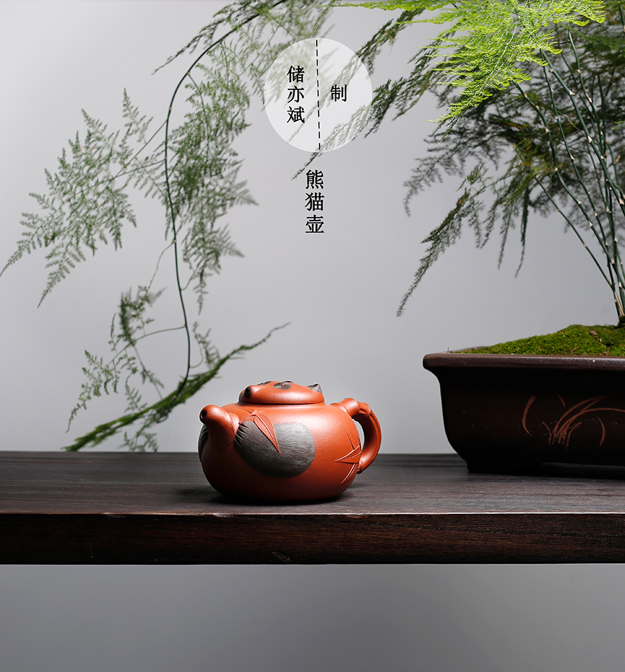 名家储亦斌作品《熊猫壶》