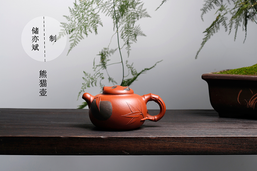名家储亦斌作品《熊猫壶》