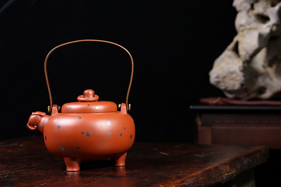 名家鲍仲梅作品《镶银三羊》