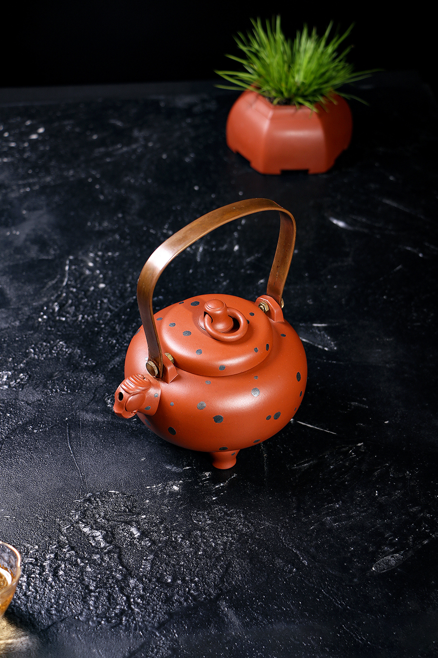 名家鲍仲梅作品《镶银三羊》