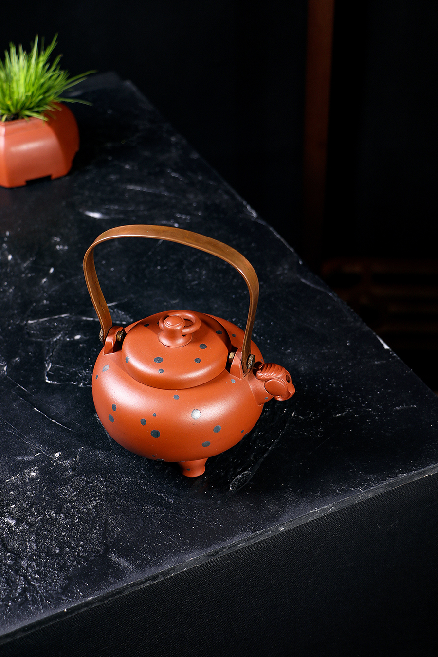 名家鲍仲梅作品《镶银三羊》