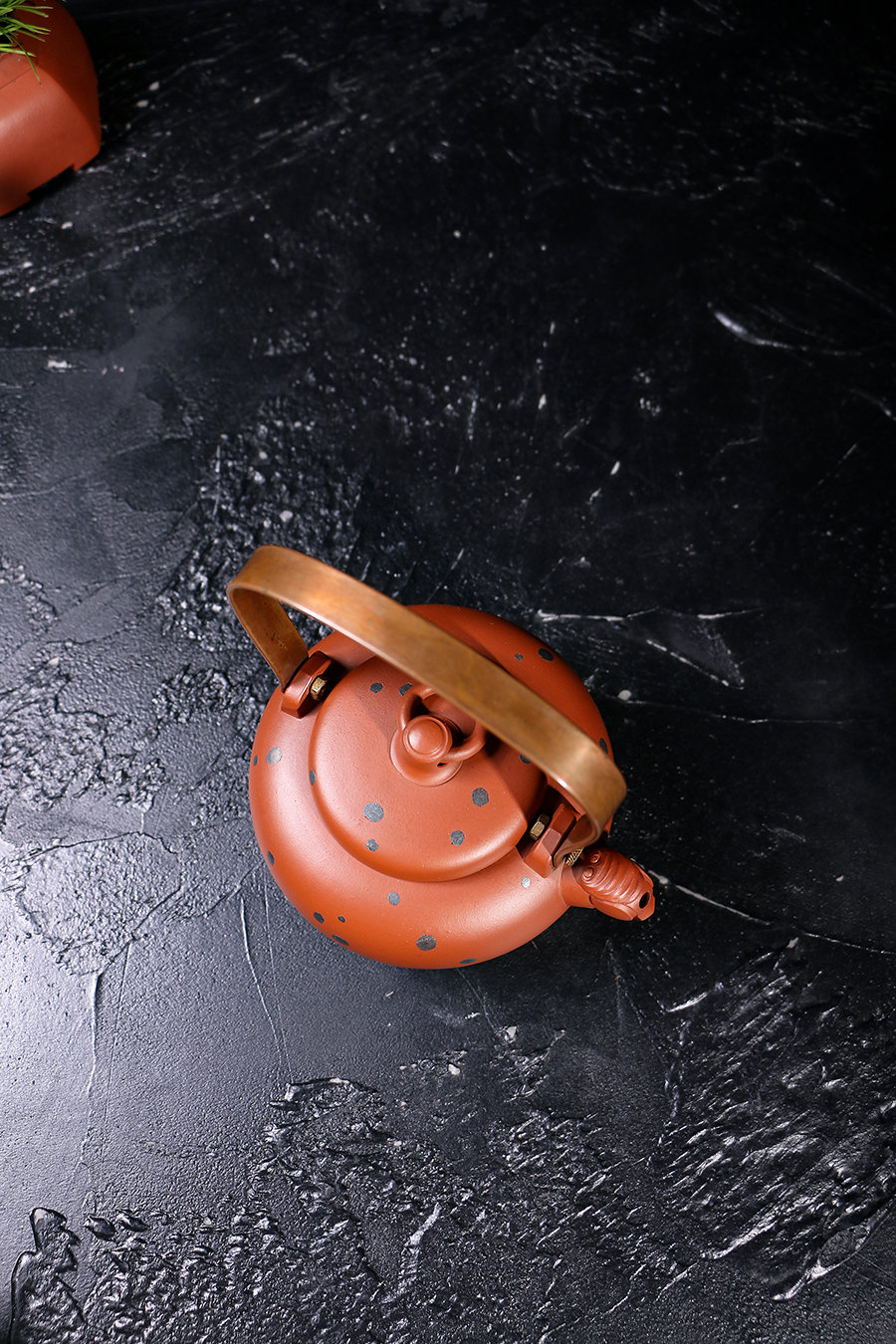 名家鲍仲梅作品《镶银三羊》