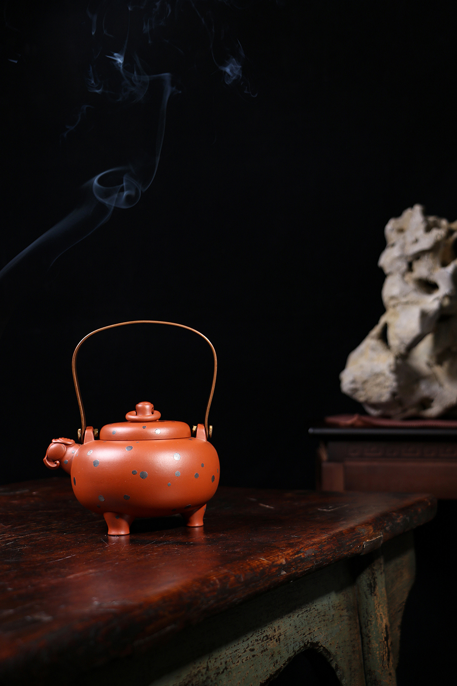 名家鲍仲梅作品《镶银三羊》