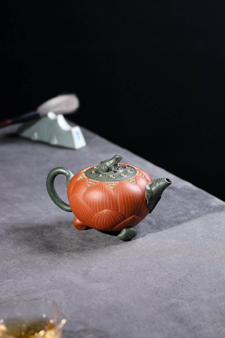 名家储亦斌作品《荷花壶·老红泥》