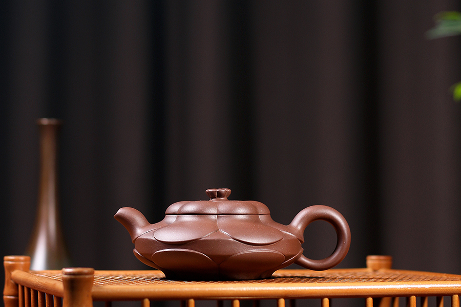 名家范洪泉作品《菱花汉君》