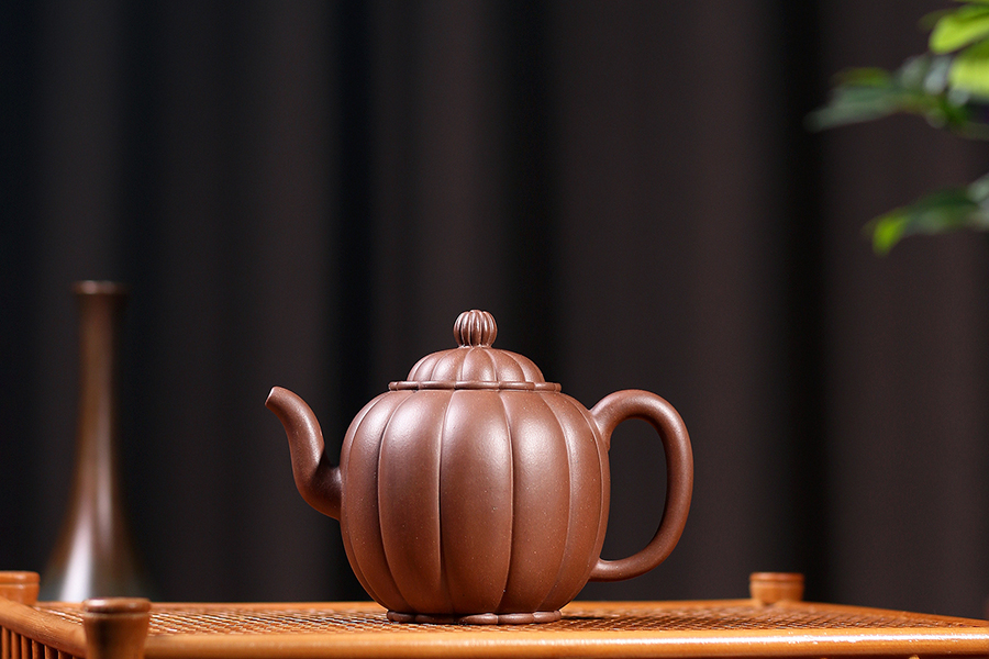 名家朱晓东作品《筋纹宫灯(老紫泥)》