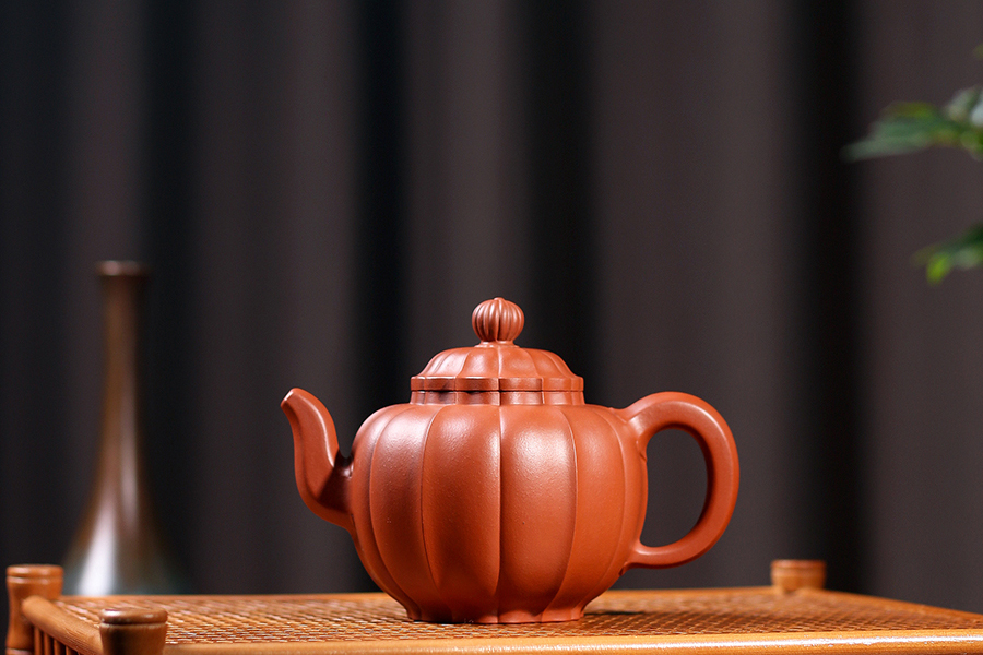 名家朱晓东作品《菊瓣(红泥)》