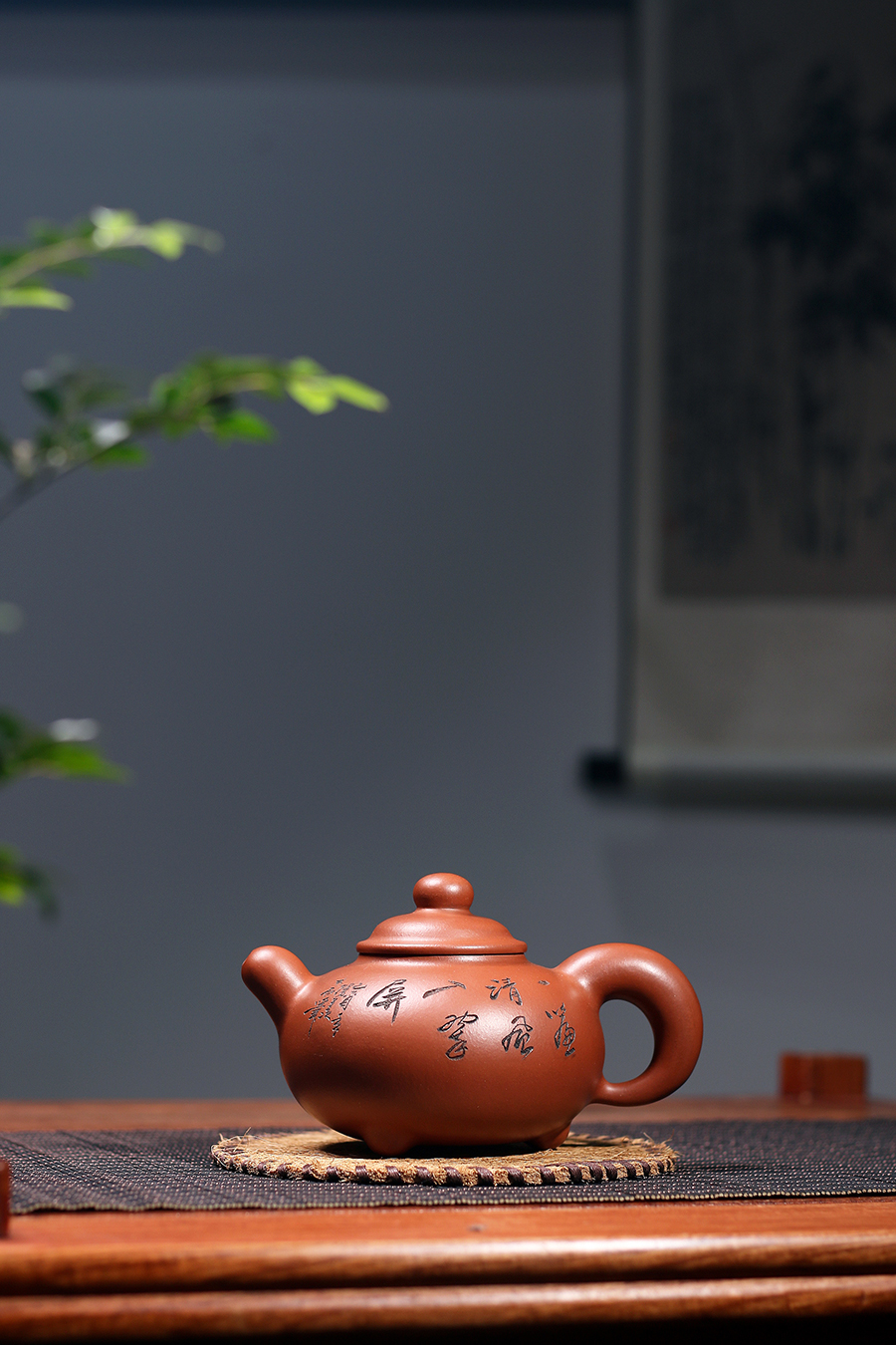 名家何燕萍作品《润泽壶(木石刻绘)》