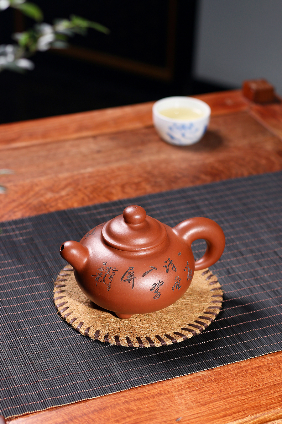 名家何燕萍作品《润泽壶(木石刻绘)》