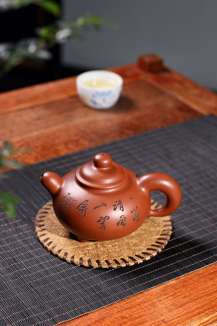 名家何燕萍作品《润泽壶(木石刻绘)》