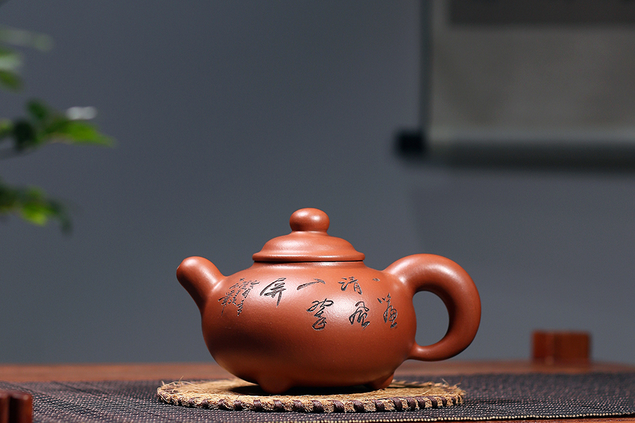 名家何燕萍作品《润泽壶(木石刻绘)》