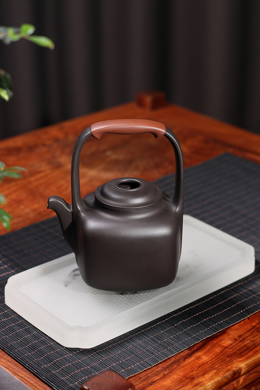 施小马制珏提壶