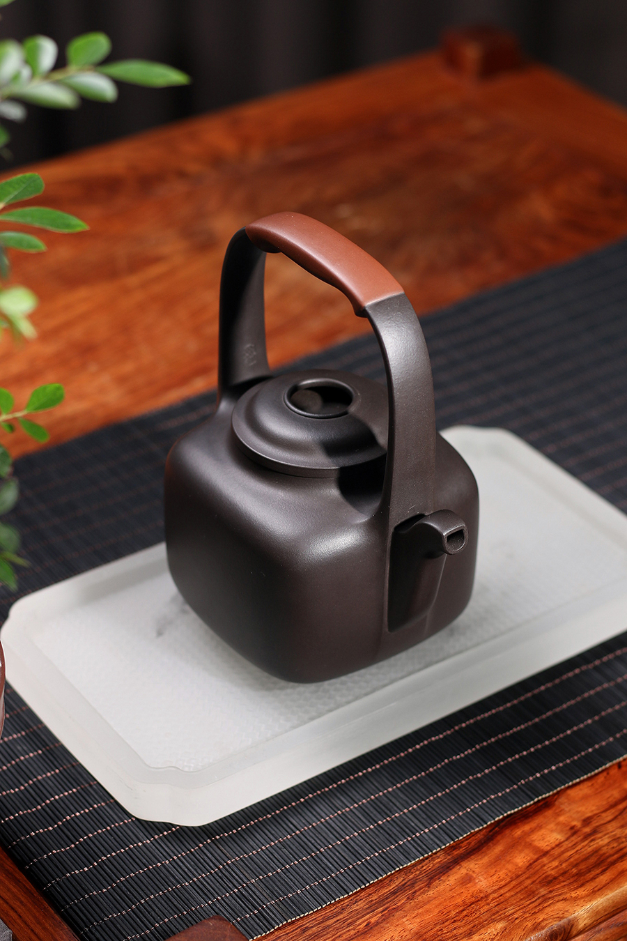 施小马制珏提壶