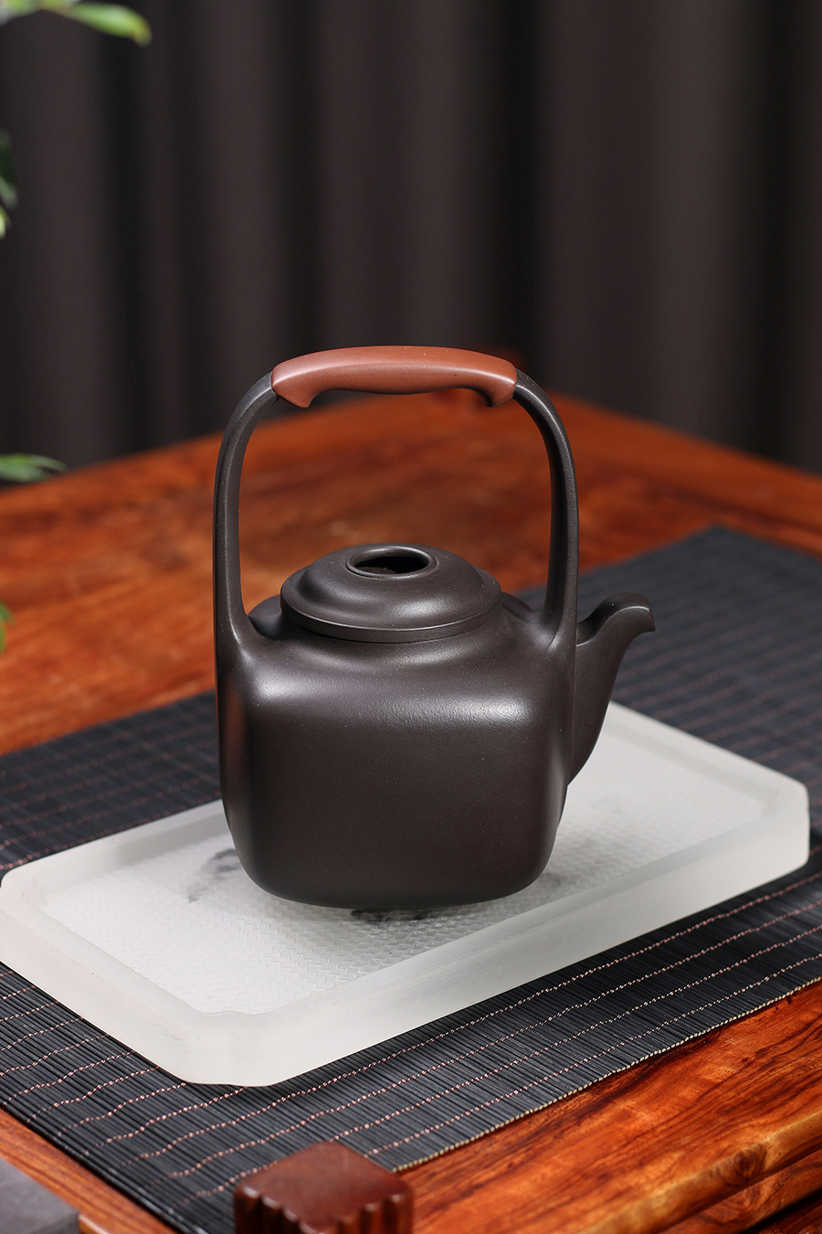 施小马制珏提壶
