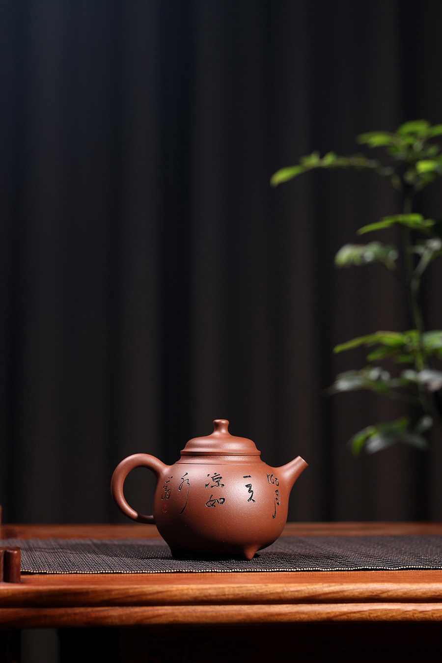 厉上清制乳鼎壶