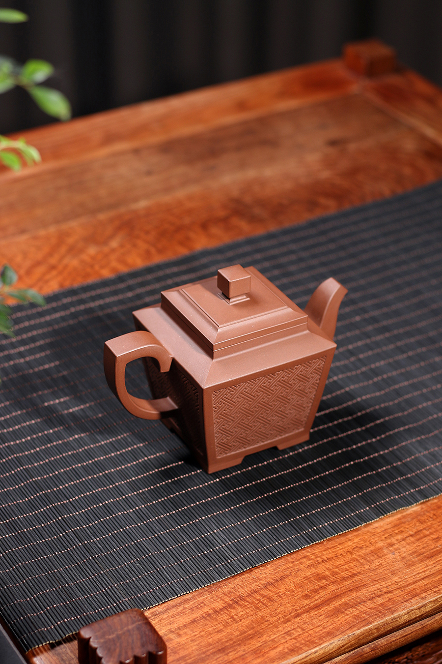 孔春华制四方汉纹壶