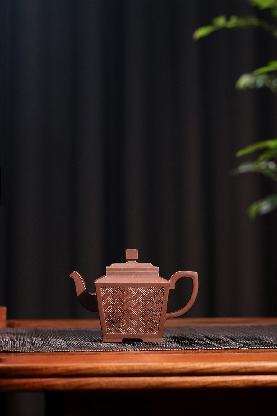 孔春华制四方汉纹壶