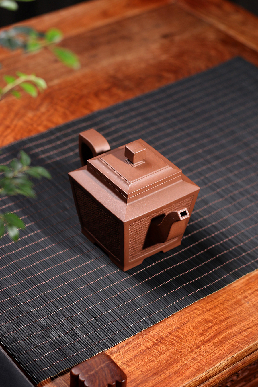 孔春华制四方汉纹壶