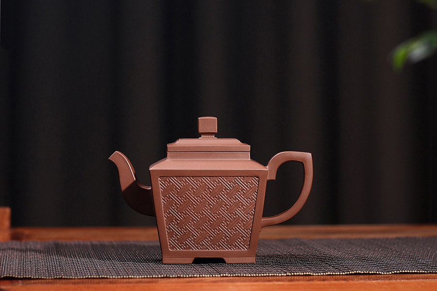 孔春华制四方汉纹壶