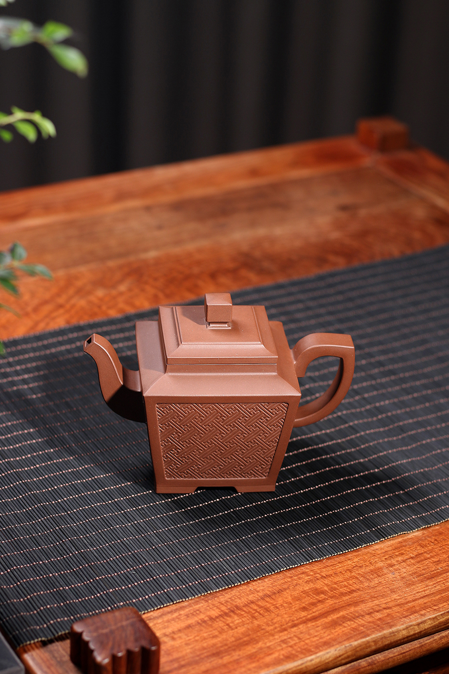 孔春华制四方汉纹壶