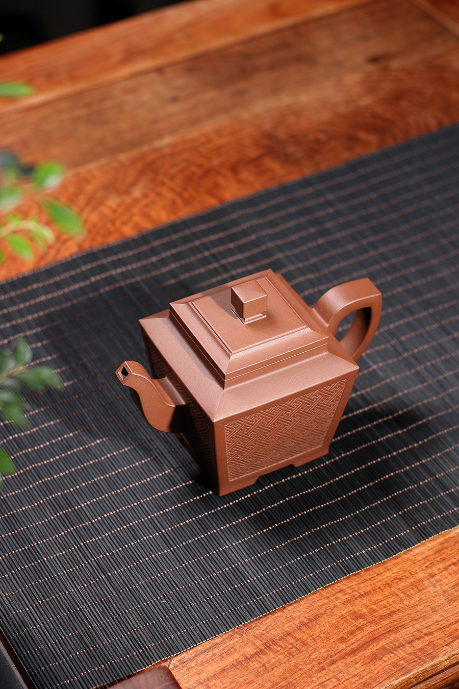 孔春华制四方汉纹壶