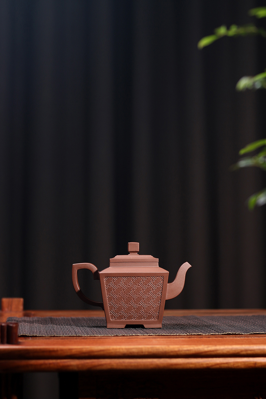 孔春华制四方汉纹壶