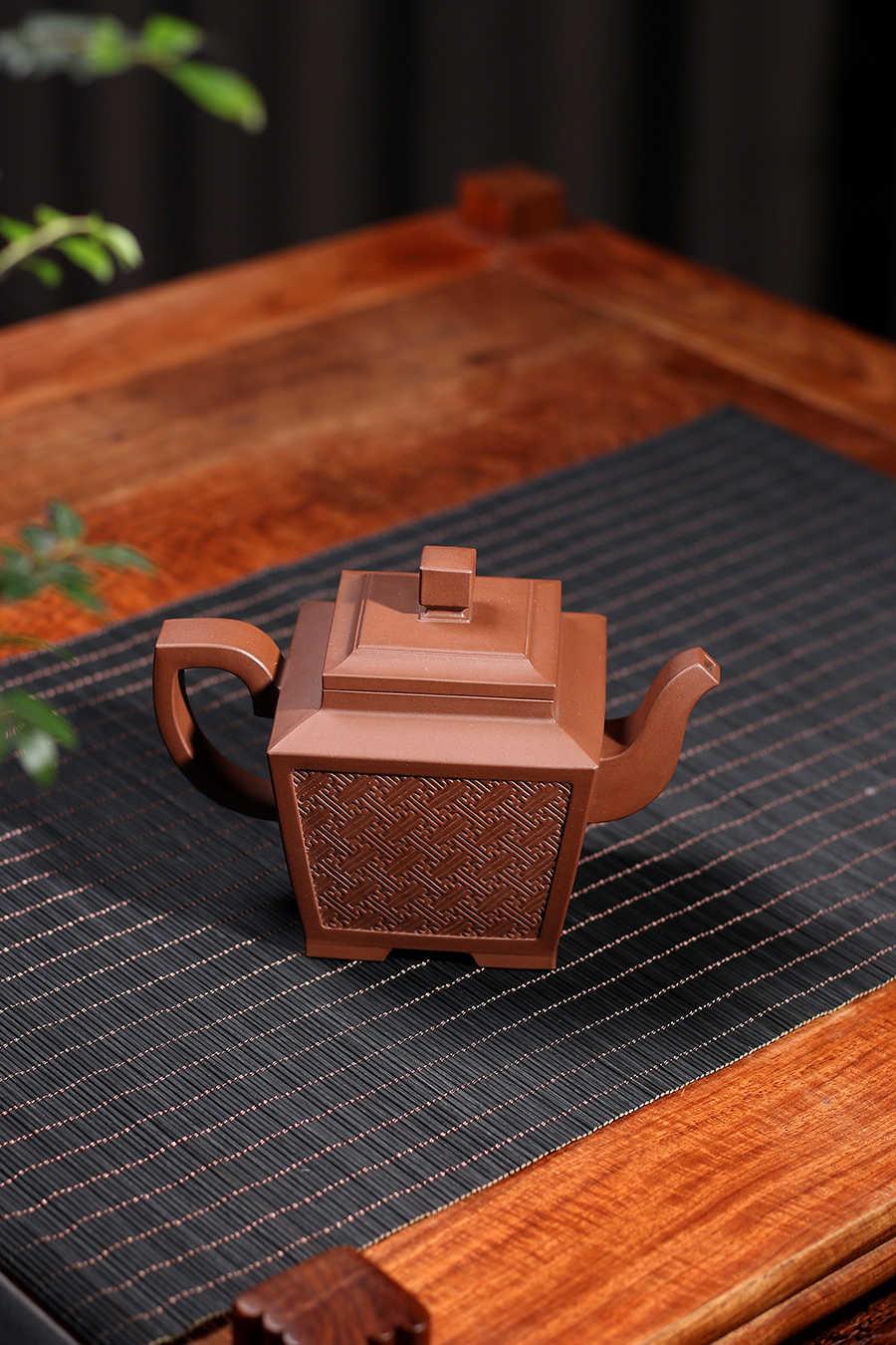 孔春华制四方汉纹壶