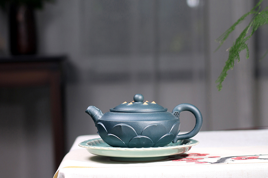 曹婉芬制荷花壶