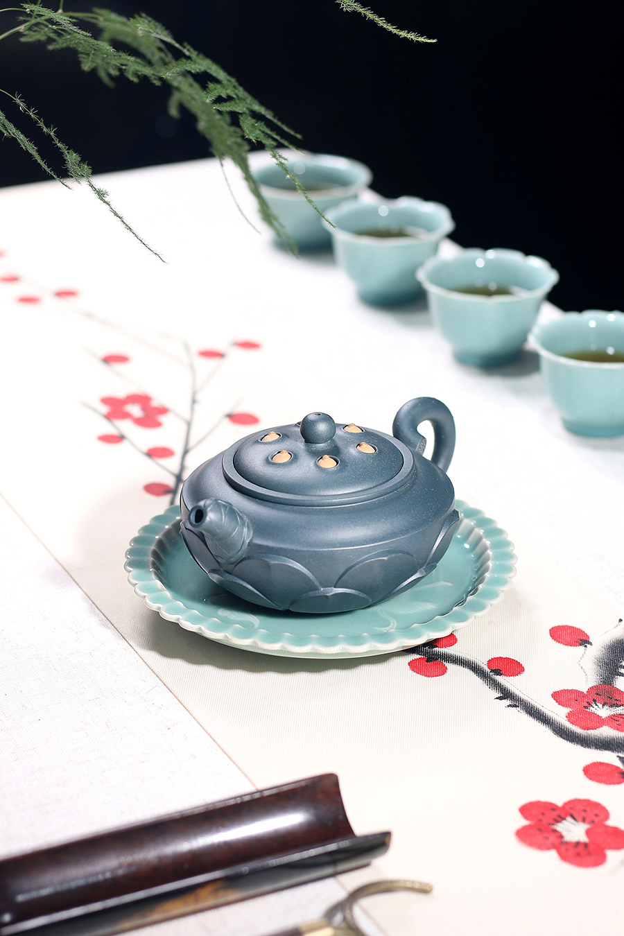 曹婉芬制荷花壶