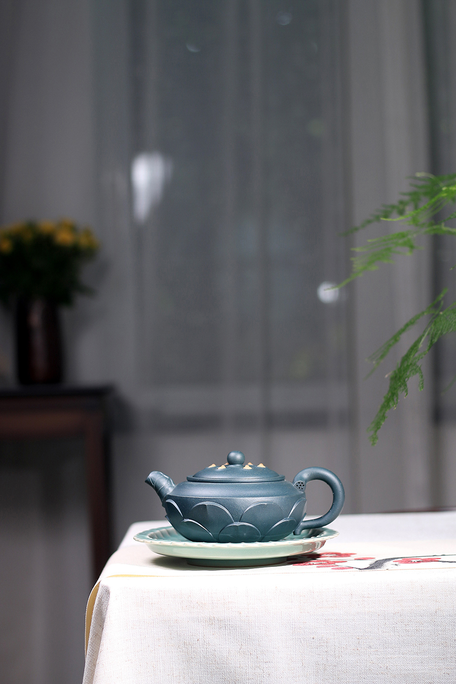 曹婉芬制荷花壶