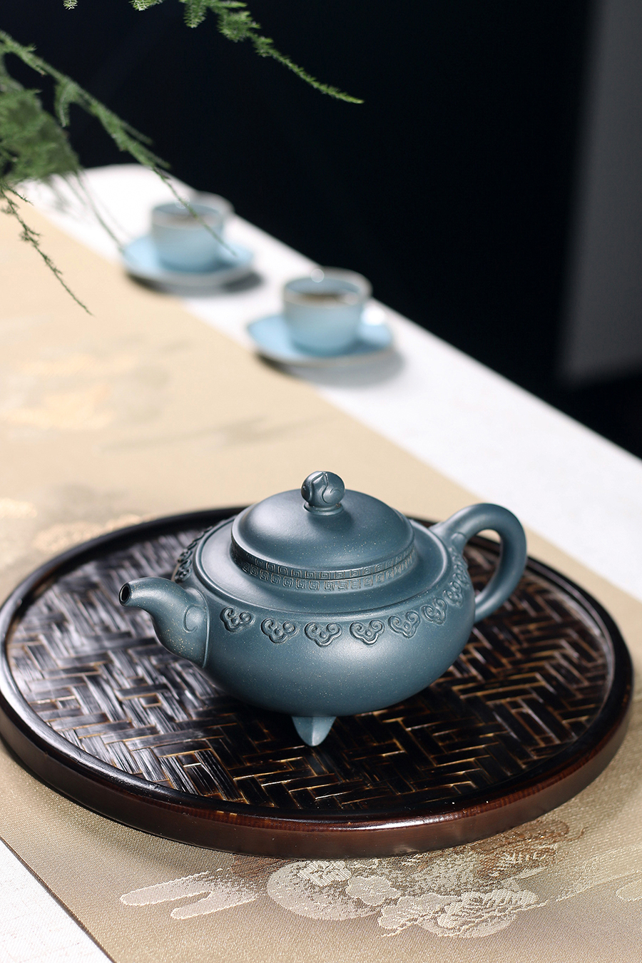 张红华制云肩三脚鼎紫砂壶