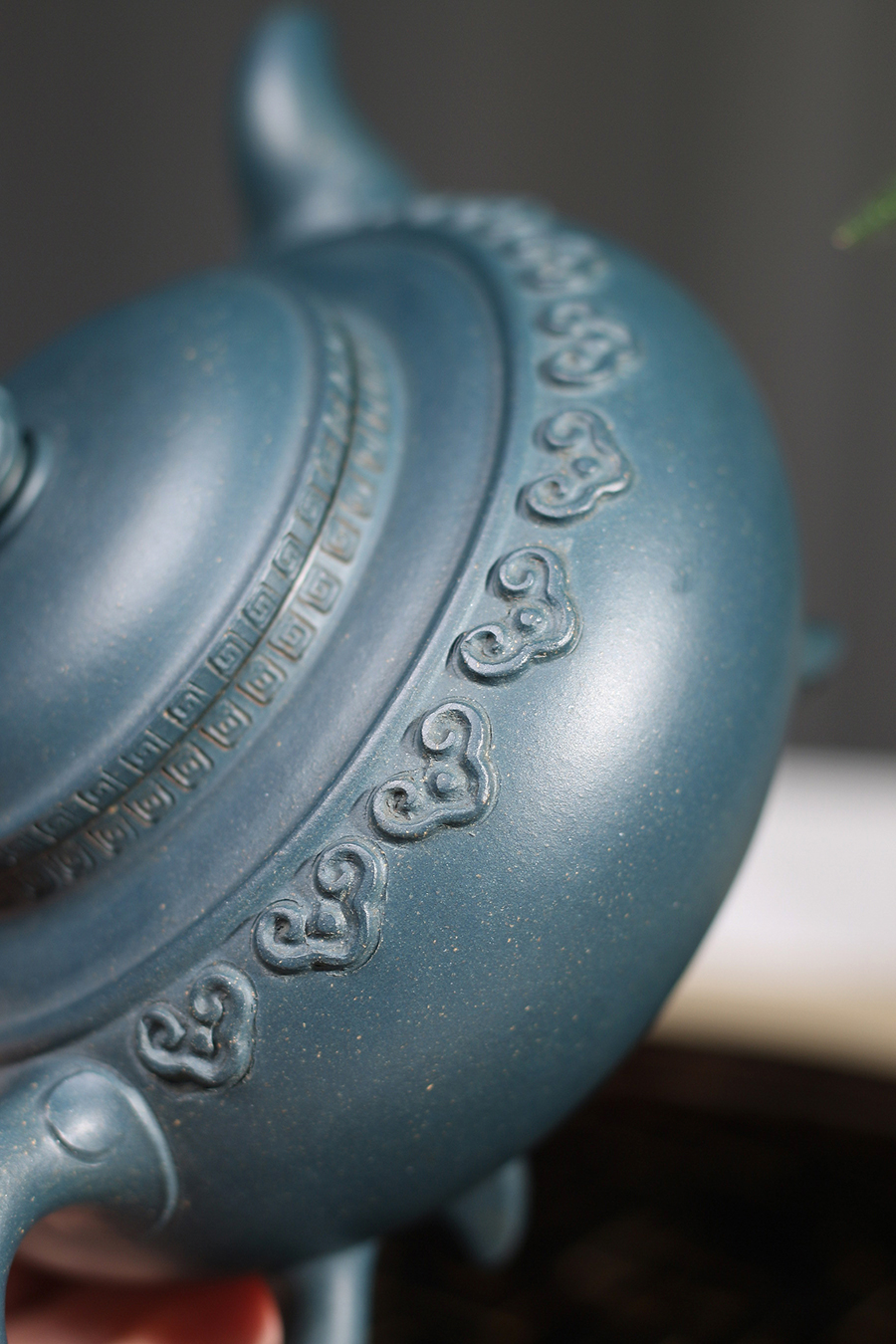 张红华制云肩三脚鼎紫砂壶