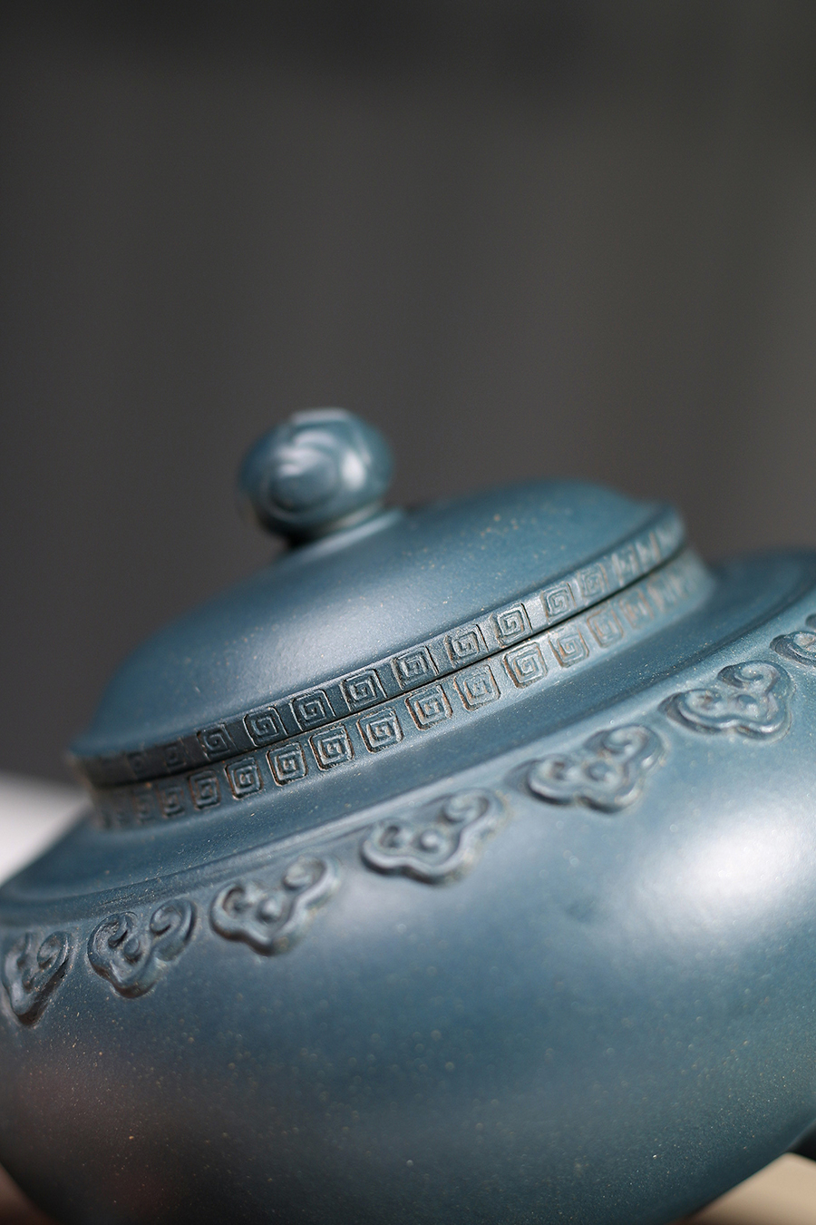 张红华制云肩三脚鼎紫砂壶