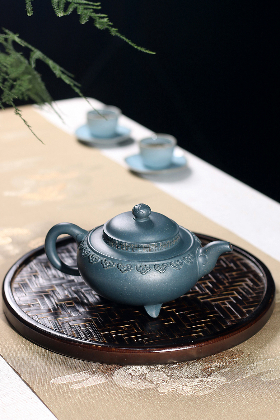 张红华制云肩三脚鼎紫砂壶