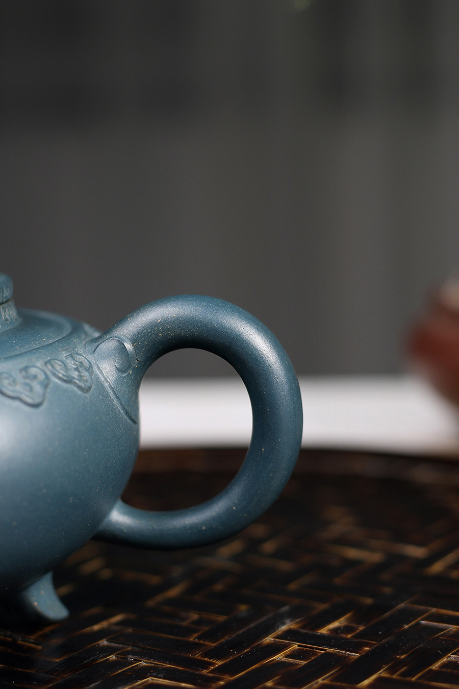 张红华制云肩三脚鼎紫砂壶