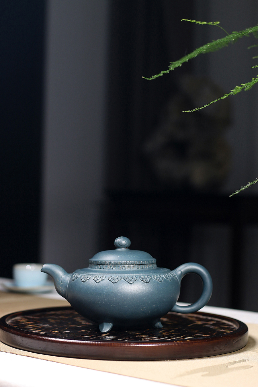 张红华制云肩三脚鼎紫砂壶