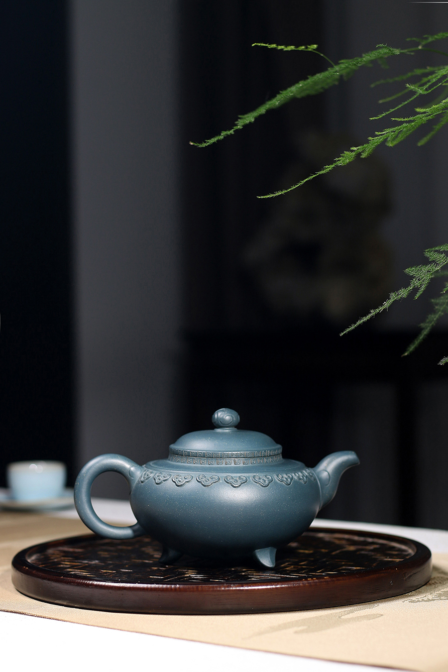 张红华制云肩三脚鼎紫砂壶