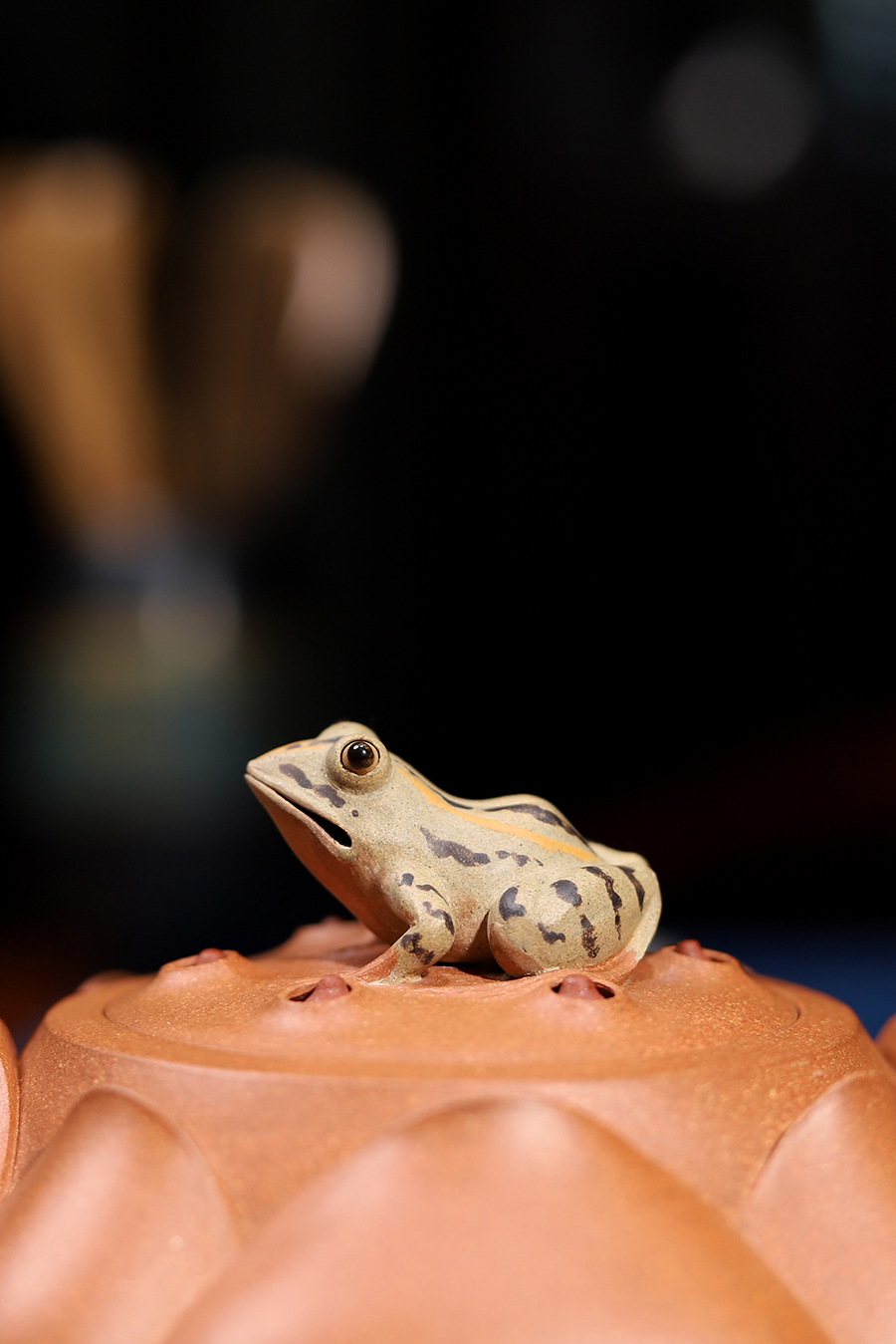 承健制青蛙莲花壶