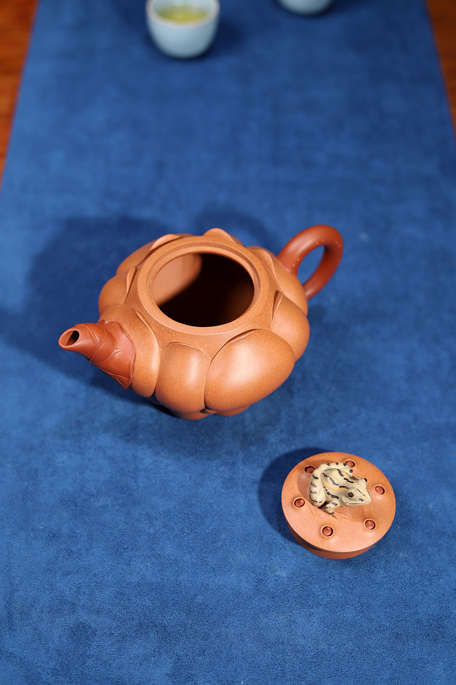 承健制青蛙莲花壶