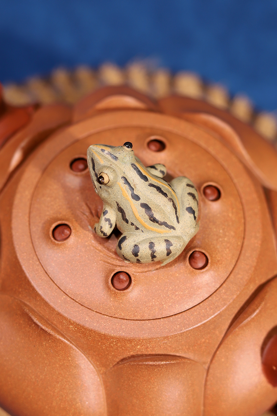 承健制青蛙莲花壶