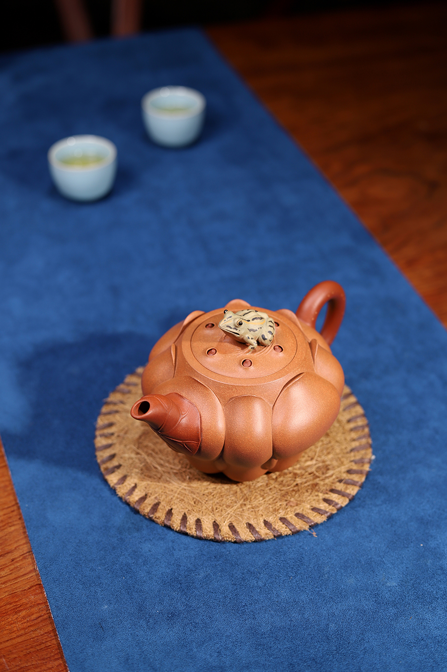 承健制青蛙莲花壶